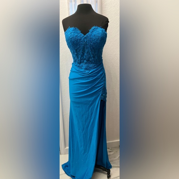 New designer evening dresses ✨ - Picture 2 of 12